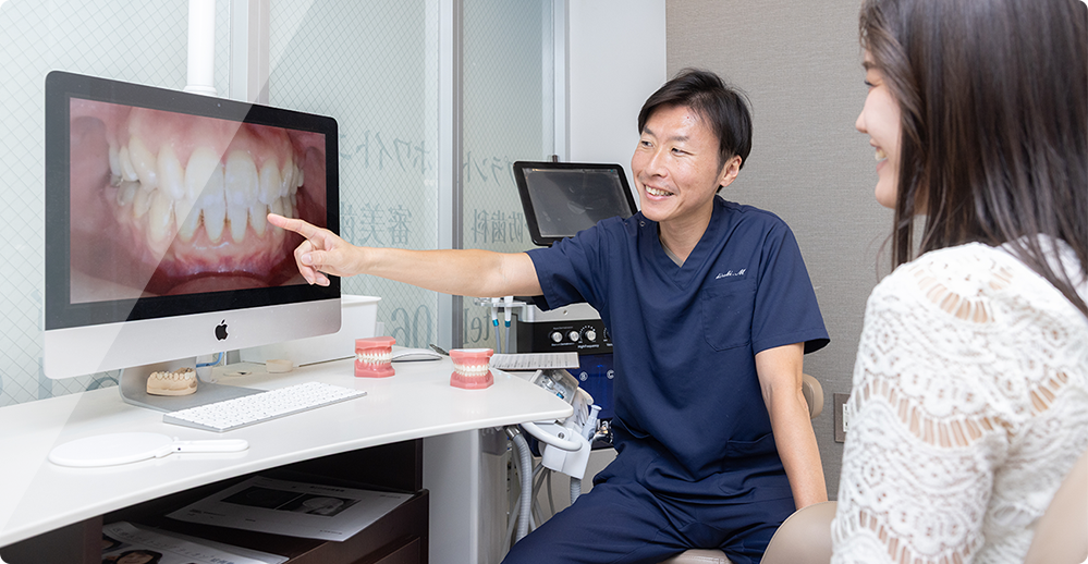 歯科医師が患者様に治療内容をご説明している様子